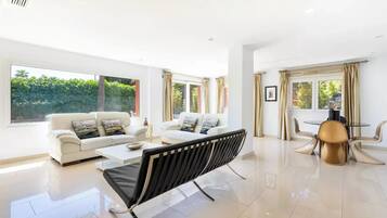 Een smart-tv, een dvd-speler en boeken