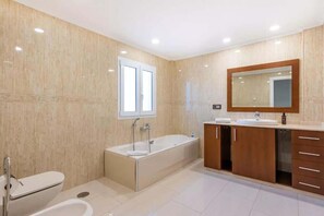 Regadera, tina de hidromasaje, amenidades de baño ecológicas 