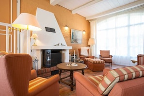 Fernseher, Kamin, DVD-Player, Bücher