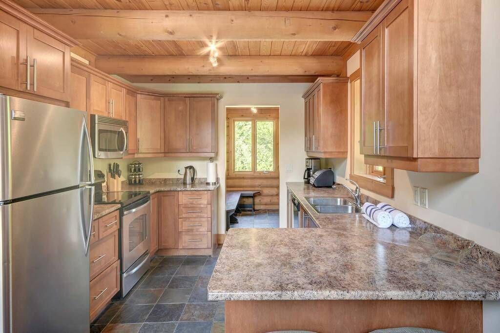 Log Cottage: 4 bedrooms, 3 bathrooms, Hot tub, Internet - 30 min Mont Tremblant