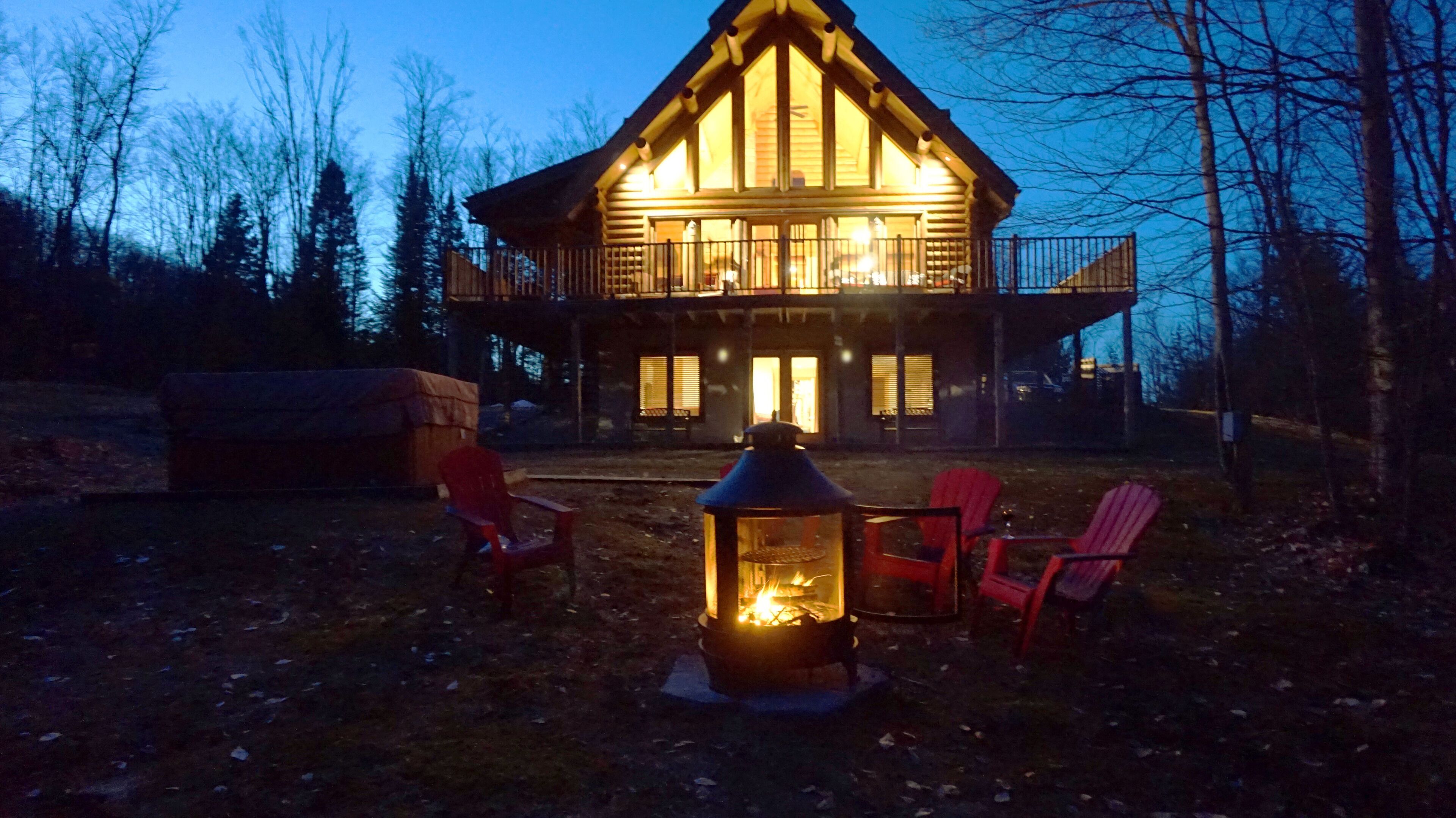 Log Cottage: 4 bedrooms, 3 bathrooms, Hot tub, Internet - 30 min Mont Tremblant