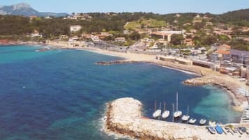 Plage, chaises longues