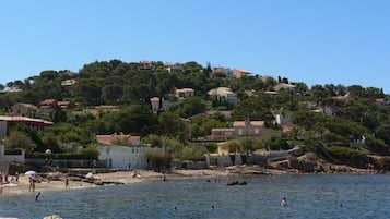 Plage, chaises longues