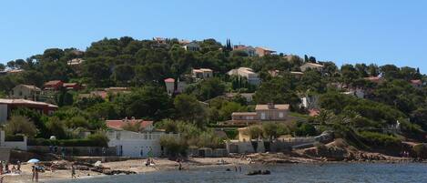 Accommodatie ligt op het strand, ligstoelen