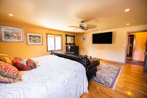 3 bedrooms, iron/ironing board, WiFi, bed sheets - River Ranch Farm Stay with Petting Zoo Ziplines (Watauga County)