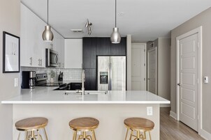 Full-sized fridge, microwave, oven, stovetop