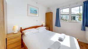 2 bedrooms, iron/ironing board, Internet, bed sheets