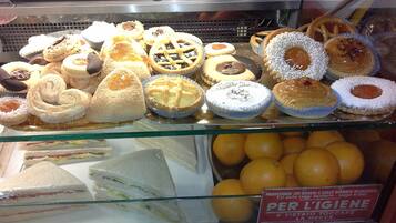 Tägliches inbegriffenes großes Frühstück