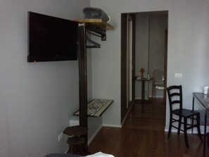 Desk, soundproofing, free WiFi, bed sheets - Il Cavaliere B&B (Rome)