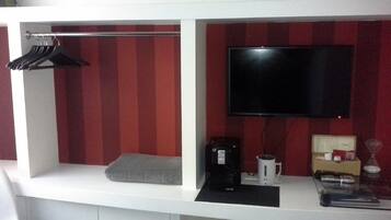 Camera con letto matrimoniale o 2 letti singoli, non fumatori | Una scrivania, insonorizzazione, Wi-Fi gratuito, lenzuola