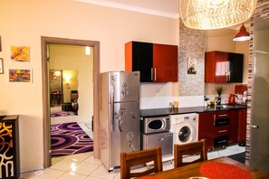 Fridge, microwave, stovetop, dishwasher - Desert Pearl ART. Stylish Apartment in Touristic Center of Hurghada (Hurghada)