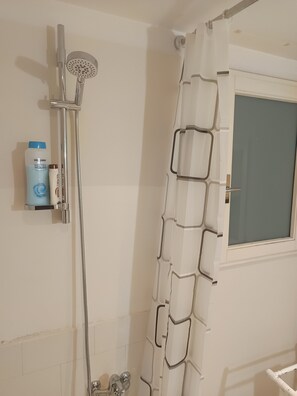 Duschwanne, Haartrockner, Bidet, Handtücher