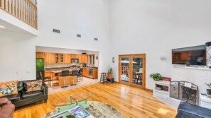 TV, peis, fotballspill og bordtennis