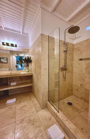 Een douche, een haardroger, handdoeken