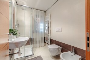 Douche, sèche-cheveux
