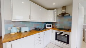 Geladeira, micro-ondas, fogão, cooktop