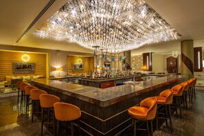 4 bares o lounges, bar en la alberca, bar junto a la alberca 
