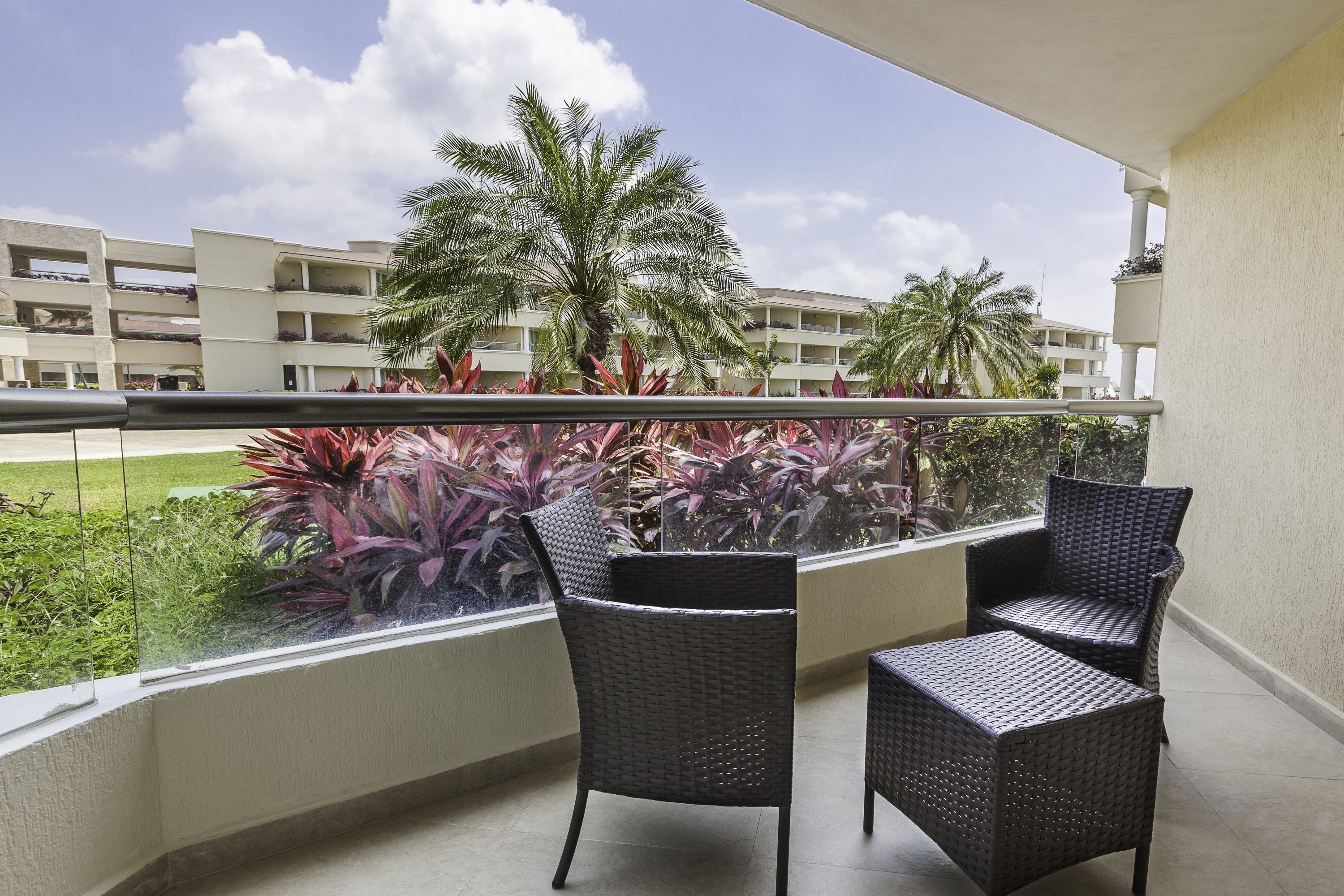 Superior Family Suite Garden View - Kids & Teens Free | Vista desde la habitación