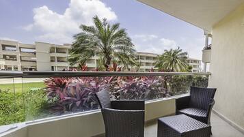 Superior Family Suite Garden View - Kids & Teens Free | Vista dalla camera