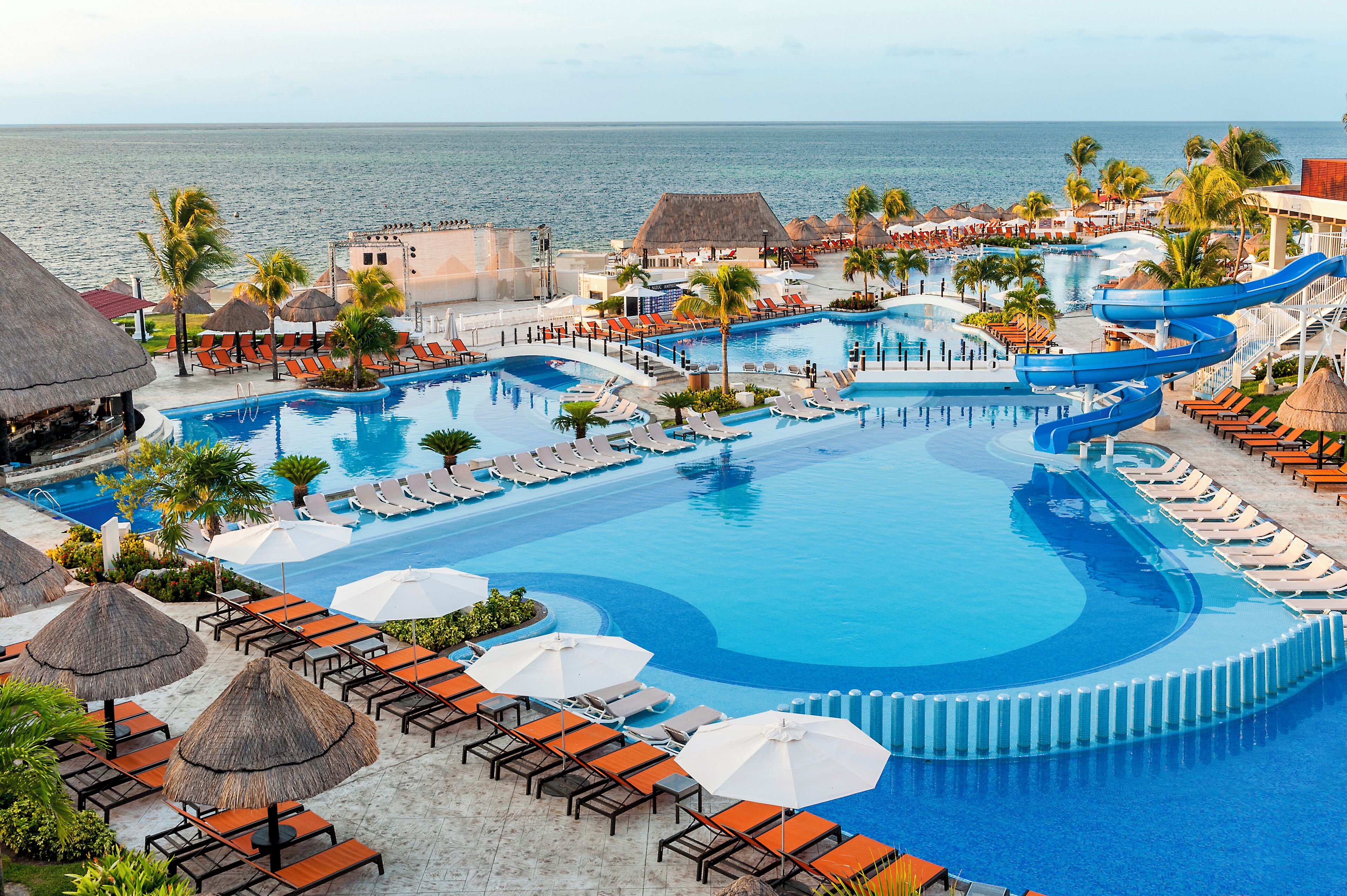 3 albercas al aire libre, sombrillas en la alberca y camastros 