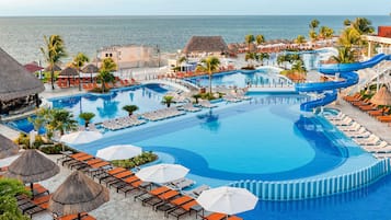 3 piscine all'aperto, ombrelloni da piscina, lettini