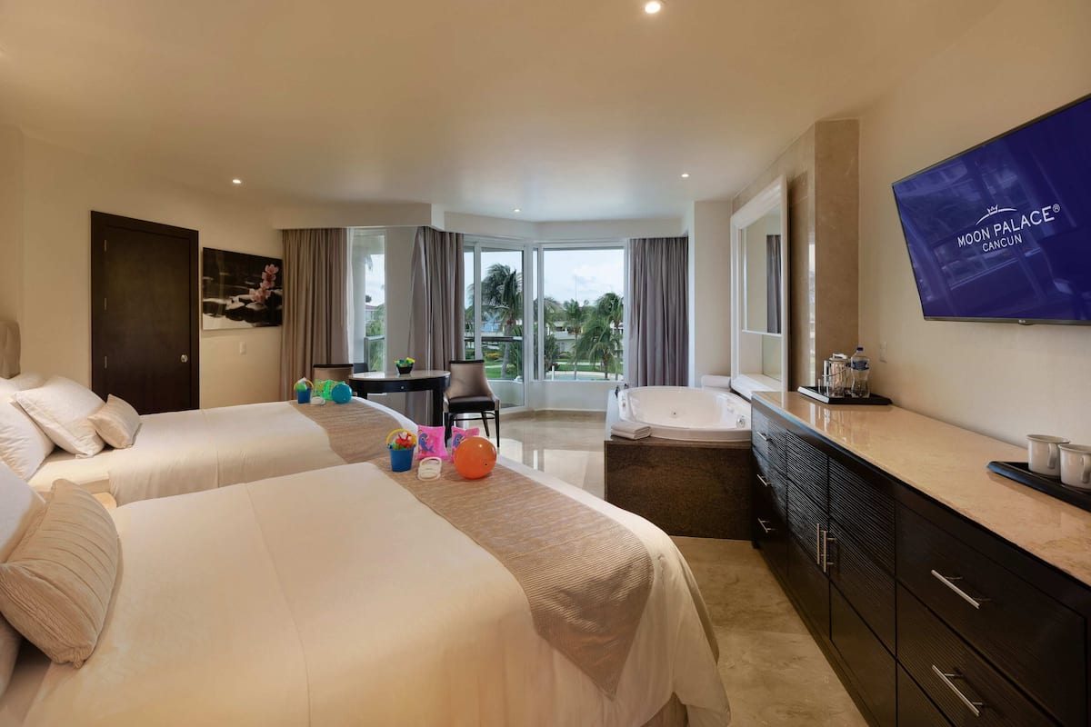 Superior Family Suite Garden View - Kids & Teens Free | 1 bilik tidur, peralatan tempat tidur premium, gebar bulu kapas