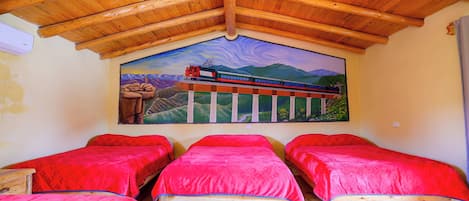 Habitación cuádruple | Servicio de comidas en la habitación