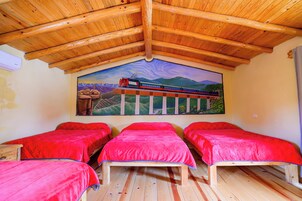 Habitación cuádruple | Servicio de comidas en la habitación