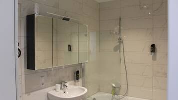 Een bad, een haardroger, handdoeken, zeep