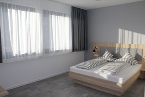 3 habitaciones, tabla de planchar con plancha, wifi y ropa de cama