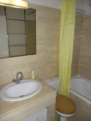 Badewanne, Handtücher, Seife, Toilettenpapier