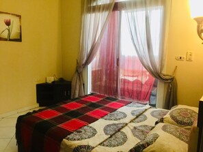 1 habitación, tabla de planchar con plancha y ropa de cama