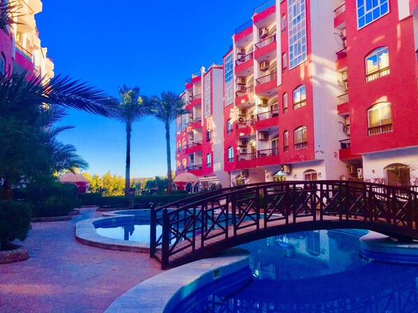 حمّام سباحة خارجي