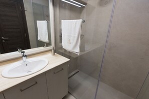 Dusche, Haartrockner, Handtücher, Shampoo