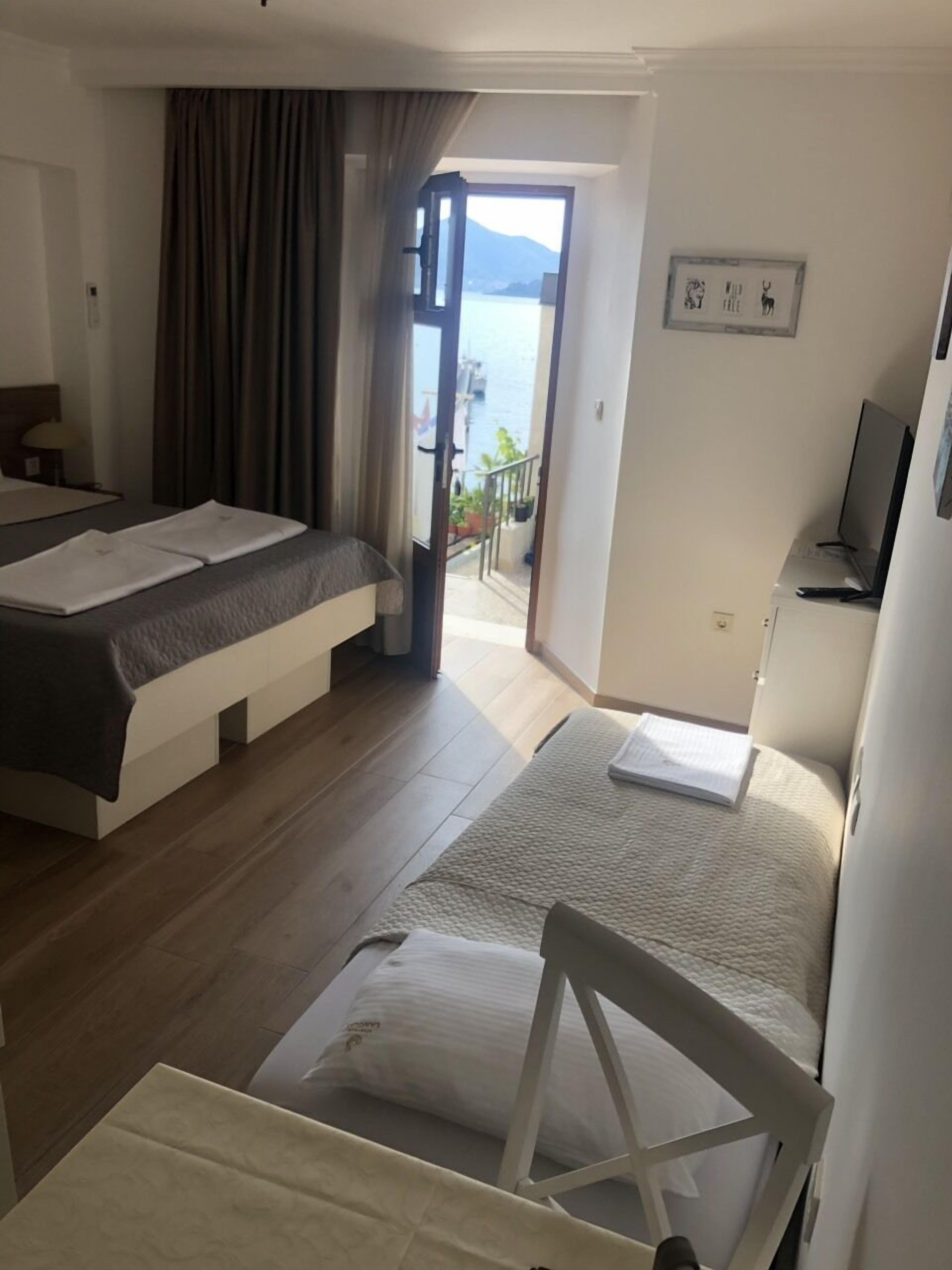 Tabla de planchar con plancha, wifi y ropa de cama 