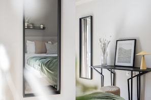 Departamento panorámico | Sábanas de algodón egipcio, ropa de cama de alta calidad y escritorio