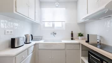 Apartamento | Cocina privada | Horno, placa de cocina, lavavajillas y máquina de café espresso