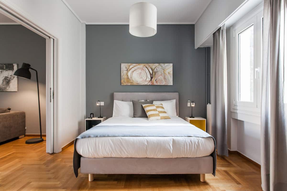 Apartment | Egyptian cotton sheets, premium bedding, desk, laptop workspace