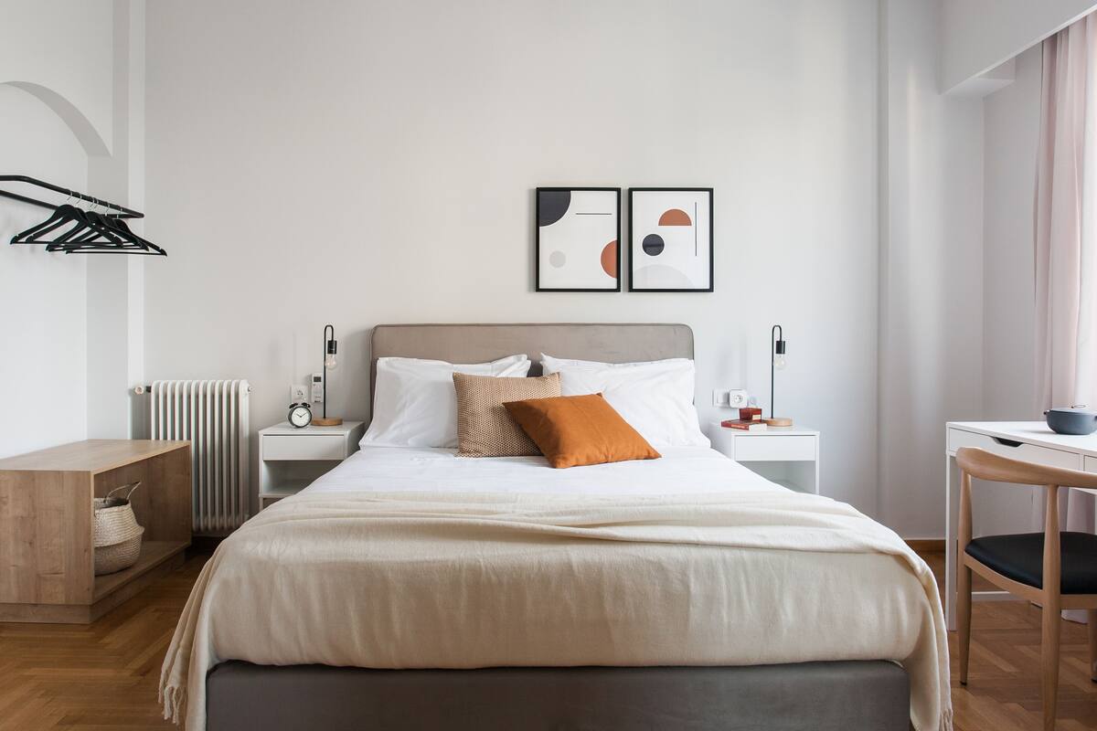 Apartment | Egyptian cotton sheets, premium bedding, desk, laptop workspace