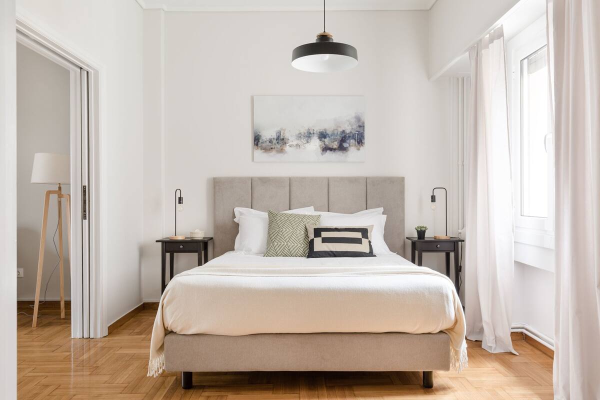 Apartment | Egyptian cotton sheets, premium bedding, desk, laptop workspace