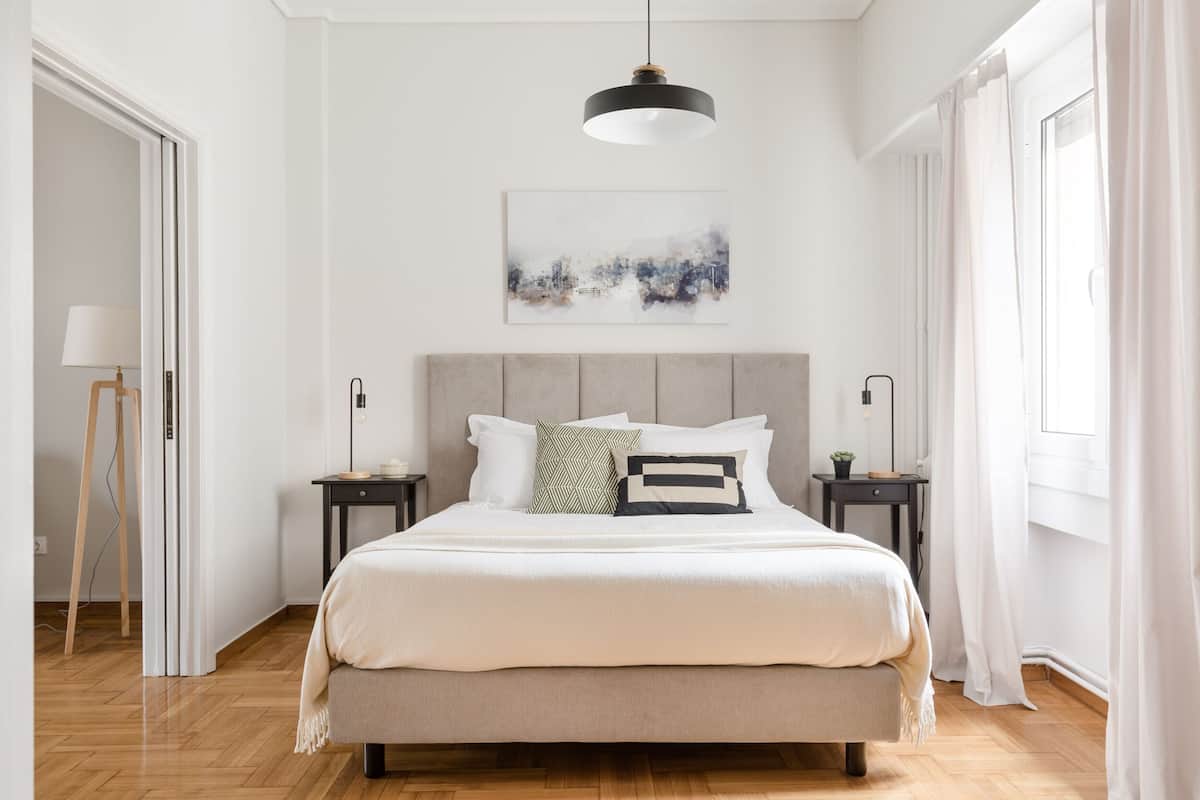 2 bedrooms, Egyptian cotton sheets, premium bedding, desk
