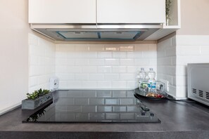 Fridge, microwave, oven, stovetop - Maison Babuino with a panoramic terrace (Roma)