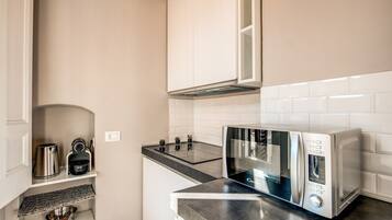 KĂŒhlschrank, Mikrowelle, Ofen, Herdplatte