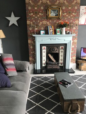 TV, fireplace, books, stereo - Stunning family home with sea views. 3 min drive to Trebarwith beach (treknow)