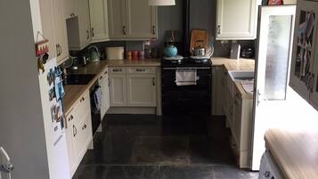 Kühlschrank, Ofen, Herdplatte, Geschirrspüler