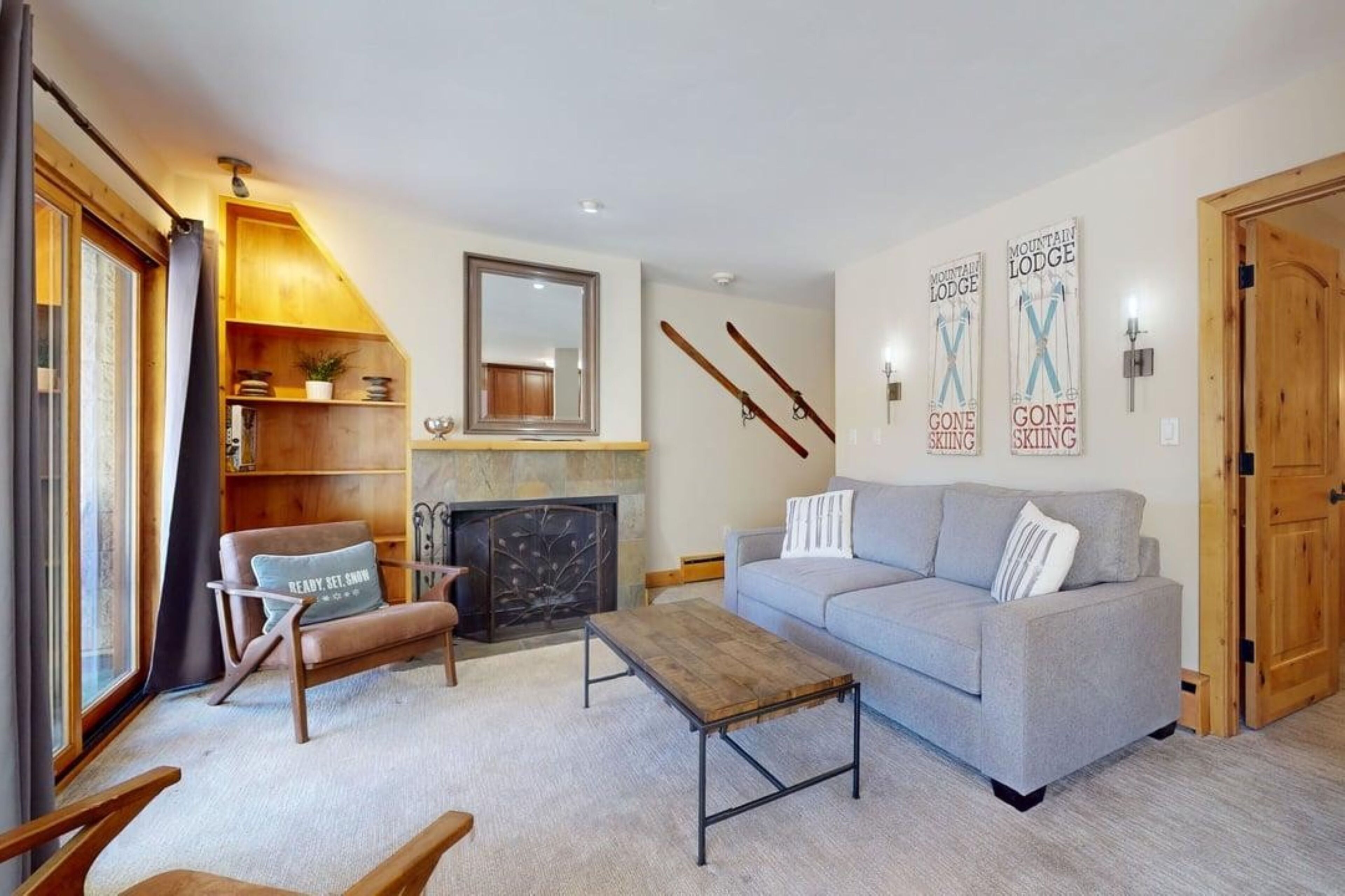 Una televisión, una chimenea