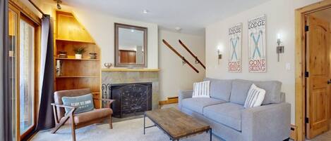 Una televisión, una chimenea