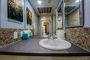 Shower, hair dryer, towels, soap - Toucans Retreat  (South Padre Island)