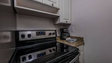 Cafetera/tetera, refrigerador, microondas, horno