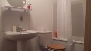 Habitación doble | Baño | Tina profunda, amenidades de baño gratuitas, secadora de cabello